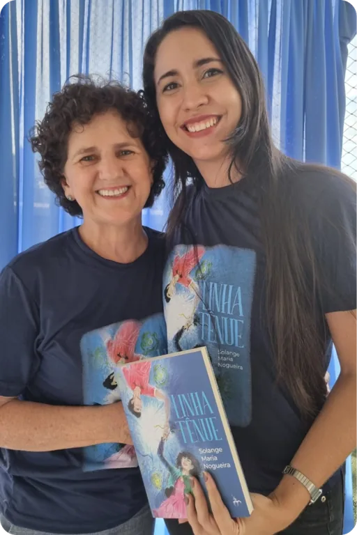 Solange ao lado de uma leitora que segura um exemplar de Linha Tênue